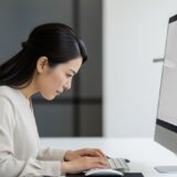 仕事疲労は顎の使い方が原因？